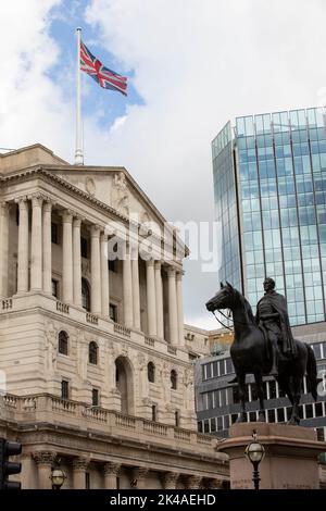 A general view of the Bank of England building with a statue of the Duke of Wellington in the foreground Stock Photo