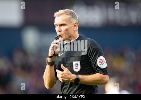 West Bromwich, UK. 1st October 2022. Referee Graham Scott during the Sky Bet Championship match between West Bromwich Albion and Swansea City at The Hawthorns, West Bromwich on Saturday 1st October 2022. (Credit: Gustavo Pantano | MI News) Credit: MI News & Sport /Alamy Live News
