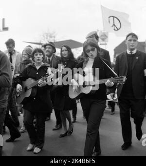 Crossed the industrial landscape of the Ruhr area and was marked by the active participation of the US icon Joan Baez. 1966, here in the Ruhr area Stock Photo