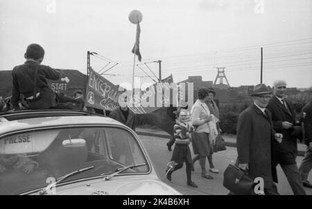 Crossed the industrial landscape of the Ruhr area and was marked by the active participation of the US icon Joan Baez. 1966, here in the Ruhr area Stock Photo