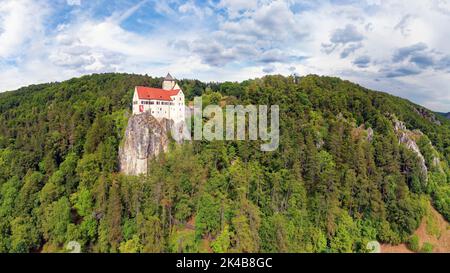 Prunn Castle, hilltop castle, first mentioned in 1037, stands on steep limestone cliff on Main-Danube Canal, Schlossprunn, district of Riedenburg Stock Photo