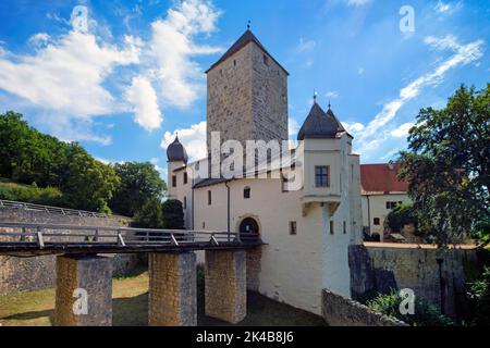 Prunn Castle, hilltop castle, first mentioned in 1037, stands on the Main-Danube Canal, Schlossprunn, part of the town of Riedenburg, Altmuehltal Stock Photo