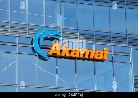 The Akamai Technologies logo on their headquarters building, 145 Broadway, Cambridge, Massachusetts. edge computing, content delivery Stock Photo