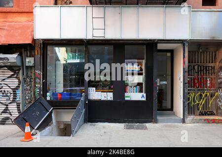 Macaron Parlour, 44 Hester St, New York, NYC storefront photo of a pastry shop in Manhattan Chinatown/Lower East Side Stock Photo