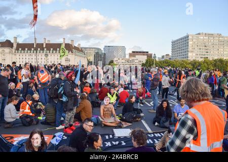 London, UK. 1st October 2022. Just Stop Oil and Extinction Rebellion protesters block Westminster Bridge. The march was part of the day's Enough Is Enough protests which saw various groups come together in protest against the cost of living crisis, rising energy bills, climate change and the Tory Government, and in solidarity with the ongoing strikes around the UK. Credit: Vuk Valcic/Alamy Live News Stock Photo