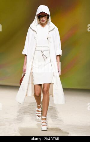 Paris, France. 01st Oct, 2022. HERMÃS SS23 runway during Paris fashion Week on October 2022 - Paris, France. 01/10/2022 Credit: dpa/Alamy Live News Stock Photo