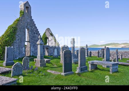 Old ruined church and graveyard at Balnakeil Bay, Durness, Sutherland, Scottish Highlands, with Faraid Head on the right across the bay, Scotland UK Stock Photo