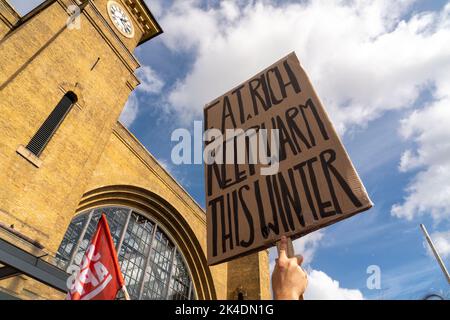 Kings Cross, London, UK. 1st Oct, 2022. Several thousand people rallied outside Kings Cross station in London in support of the Rail strikers, ASLEF and RMT. Credit: Natasha Quarmby/Alamy Live News Stock Photo