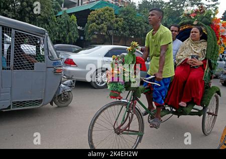 Mujahid Rickshaw The rickshaw driver Milon made the nature-friendly rickshaw with love ...