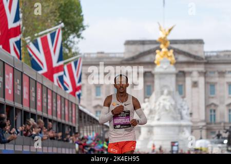 London, UK. 02nd Oct, 2022. Second in the Elite Mens Marathon Leul Gebresilase (ETH) time of 2:05:12 during the TCS London Marathon 2022 at London City Centre, London, United Kingdom, 2nd October 2022 (Photo by Richard Washbrooke/News Images) in London, United Kingdom on 10/2/2022. (Photo by Richard Washbrooke/News Images/Sipa USA) Credit: Sipa USA/Alamy Live News Stock Photo