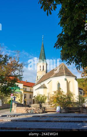 Gumpoldskirchen: castle Deutschordensschloss and church Gumpoldskirchen in Wienerwald, Vienna Woods, Niederösterreich, Lower Austria, Austria Stock Photo