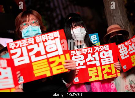 Protest demanding the resignation of President Yoon Suk-Yeol and investigation of first lady Kim Keon-Hee, October 1, 2022 : People attend a protest demanding the resignation of South Korean President Yoon Suk-Yeol and investigation of first lady Kim Keon-Hee in central Seoul, South Korea. Participants demanded to organize a special prosecution to investigate the alleged implication in a stock price manipulation case by first lady Kim Keon-Hee and demanded President Yoon to step down. Signs read,'Organize a special prosecution to investigate Kim Keon-Hee who manipulated stock price and has lis Stock Photo