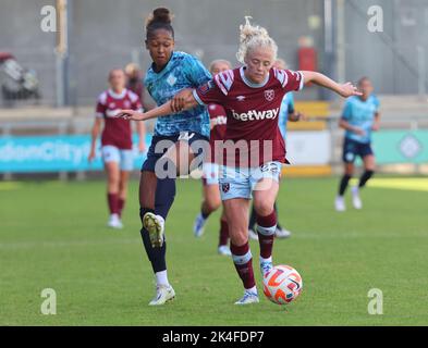 Dartford, UK. 2nd October, 2022. . DARTFORD ENGLAND - OCTOBER 02 :Grace Fisk of West Ham United WFC holds of Atlanta Primus of London City Lionesses during The FA Women's League Cup match between London City Lionesses Women against West Ham United Women at Princes Park, Dartford Stadium, Dartford on 02nd October, 2022 Credit: Action Foto Sport/Alamy Live News Stock Photo