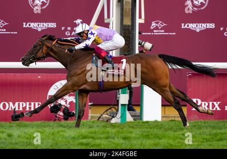 Paris, France. 02nd Oct, 2022. Kinross and Frankie Dettori win the Qatar Prix de la Foret for trainer Ralph Beckett and owner Mr Mark Chan. Credit: JTW Equine Images/Alamy Live News Stock Photo