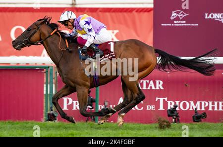 Paris, France. 02nd Oct, 2022. Kinross and Frankie Dettori win the Qatar Prix de la Foret for trainer Ralph Beckett and owner Mr Mark Chan. Credit: JTW Equine Images/Alamy Live News Stock Photo