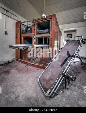 old abandoned hospital morgue and gurney Stock Photo - Alamy