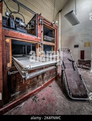 old abandoned hospital morgue and gurney Stock Photo - Alamy