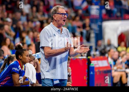 Nancy, France. 02nd Oct, 2022. Handball, women: International match France - Germany. Coach Olivier Krumbholz of France claps his hands. Credit: Marco Wolf/dpa/Alamy Live News Stock Photo