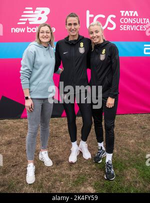 London, UK. 02nd Oct, 2022. Ellen White, Jill Scott and Leah Williamson (England Women's Football) at the start of the TCS London Marathon on the 2nd October 2022. Photo by Gary Mitchell Credit: Gary Mitchell, GMP Media/Alamy Live News Stock Photo