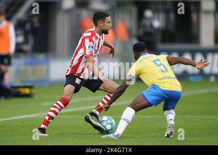 WAALWIJK - (lr) Younes Namli of Sparta Rotterdam, Thierry Lutonda of RKC Waalwijk during the Dutch Eredivisie match between RKC Waalwijk and Sparta Rotterdam at the Mandemakers Stadium on October 2, 2022 in Waalwijk, Netherlands. ANP ROY LAZET Stock Photo