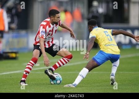 WAALWIJK - (lr) Younes Namli of Sparta Rotterdam, Thierry Lutonda of RKC Waalwijk during the Dutch Eredivisie match between RKC Waalwijk and Sparta Rotterdam at the Mandemakers Stadium on October 2, 2022 in Waalwijk, Netherlands. ANP ROY LAZET Stock Photo