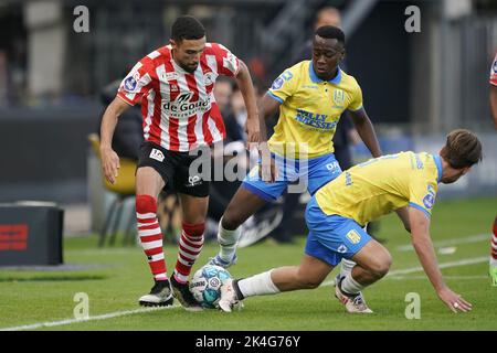 WAALWIJK - (lr) Younes Namli of Sparta Rotterdam, Thierry Lutonda of RKC Waalwijk, Patrick Vroegh of RKC Waalwijk during the Dutch Eredivisie match between RKC Waalwijk and Sparta Rotterdam at the Mandemakers Stadium on October 2, 2022 in Waalwijk, Netherlands. ANP ROY LAZET Stock Photo