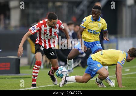 WAALWIJK - (lr) Younes Namli of Sparta Rotterdam, Thierry Lutonda of RKC Waalwijk, Patrick Vroegh of RKC Waalwijk during the Dutch Eredivisie match between RKC Waalwijk and Sparta Rotterdam at the Mandemakers Stadium on October 2, 2022 in Waalwijk, Netherlands. ANP ROY LAZET Stock Photo