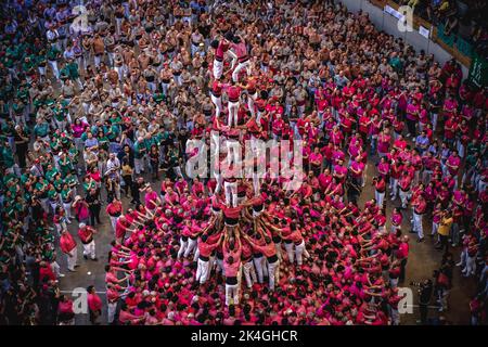 Tarragona, Spain. 2nd Oct, 2022. The 'Colla Vella dels Xiquets de Valls' build a human tower during three of the 28th Tarragona Human Tower Competition in Tarragona. The competition takes place every other year and features the main 'Castellers' teams (colles) of Catalonia during a three day event organized by the Tarragona City Hall Credit: Matthias Oesterle/Alamy Live News Stock Photo