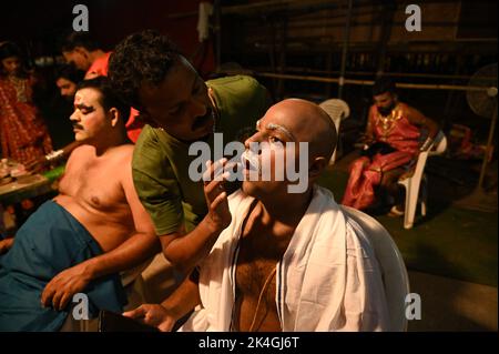 New Delhi, Delhi, India. 2nd Oct, 2022. A man dressed as Mahatma Gandhi on the occasion of his birth anniversary, prepares backstage for Ramlila, an act which shows life of the Hindu Deity Rama ahead of the Dusshera festival in New Delhi. (Credit Image: © Kabir Jhangiani/ZUMA Press Wire) Stock Photo