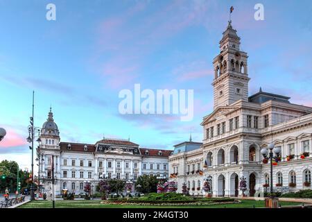 Housing both the City Hall and the Prefecture of Arad County, the Arad Administrative Palace (right side) dates back to 1877 and was built in Flemish Stock Photo