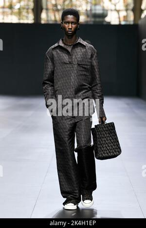 Paris fashion Week arrivee people. Defile Louis Vuitton. Emma Chamberlain.  252254 2020-03-03 Paris