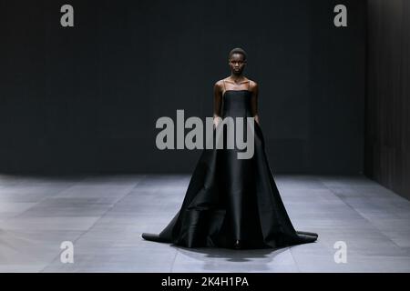 Paris, France. 02nd Oct, 2022. VALENTINO SS23 runway during Paris fashion Week on October 2022 - Paris, France. 02/10/2022 Credit: dpa/Alamy Live News Stock Photo