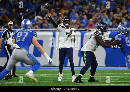 DETROIT, MI - OCTOBER 02: Seattle Seahawks quarterback Geno Smith (7) during the game between Seattle Seahawks and Detroit Lions on October 2, 2022 at Ford Field in Detroit, MI (Photo by Allan Dranberg/CSM) Credit: Cal Sport Media/Alamy Live News Stock Photo