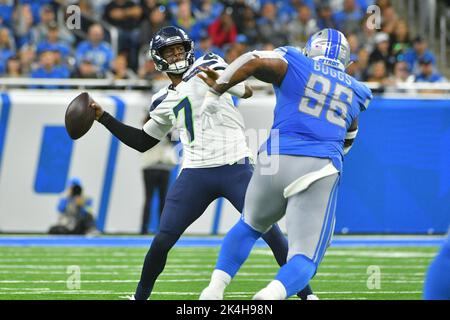 DETROIT, MI - OCTOBER 02: Seattle Seahawks quarterback Geno Smith (7) rears back for a deep throw during the game between Seattle Seahawks and Detroit Lions on October 2, 2022 at Ford Field in Detroit, MI (Photo by Allan Dranberg/CSM) Credit: Cal Sport Media/Alamy Live News Stock Photo