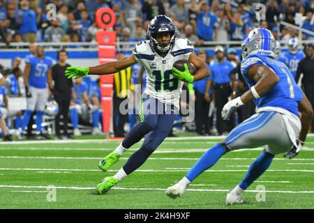 DETROIT, MI - OCTOBER 02: Seattle Seahawks WR Tyler Lockett (16) making moves after the catch during the game between Seattle Seahawks and Detroit Lions on October 2, 2022 at Ford Field in Detroit, MI (Photo by Allan Dranberg/CSM) Credit: Cal Sport Media/Alamy Live News Stock Photo