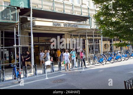 Brooklyn, NY, USA - Oct 2, 2022: The entrance to the 2,3-train subway under the canopy of the St George Hotel at 100 Henry St Stock Photo