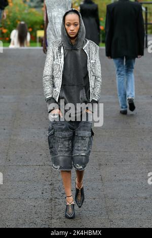 Paris, France. 02nd Oct, 2022. GIVENCHY SS23 runway during Paris fashion Week on October 2022 - Paris, France. 02/10/2022 Credit: dpa/Alamy Live News Stock Photo