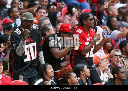 Atlanta, Georgia, USA. 2nd Oct, 2022. Atlanta Falcons running back TYLER  ALLGEIER (25) reacts after scoring a touchdown as by Cleveland Browns  cornerback GREG NEWSOME II (20) reacts during the first half