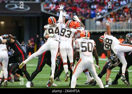 Cleveland Browns defensive end Alex Wright takes part in drills during the  NFL football team's training camp, Tuesday, Aug. 9, 2022, in Berea, Ohio.  (AP Photo/Ron Schwane Stock Photo - Alamy