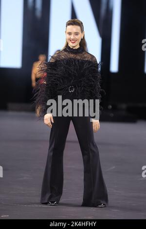 Katherine Langford walks the runway during the L'Oreal Womenswear  Spring/Summer 2023 show as part of Paris Fashion Week in Paris, France on  October 02, 2022. Photo by Aurore Marechal/ABACAPRESS.COM Stock Photo 