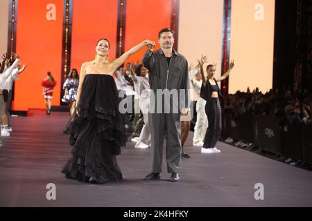 Nukaka Coster-Waldau and Nikolaj Coster-Waldau walks the runway for the L’Oreal Womenswear Spring/Summer 2023 show as part of Paris Fashion Week in Paris, France on October 02, 2022. Photo by Jerome Domine/ABACAPRESS.COM Stock Photo