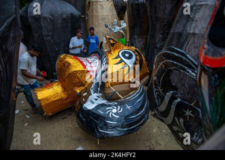 New Delhi, India. 02nd Oct, 2022. Artists preparing colorful effigies of Hindu demon king Ravana for sale ahead of Dussehra Festival at Titarpur Village. Credit: SOPA Images Limited/Alamy Live News Stock Photo