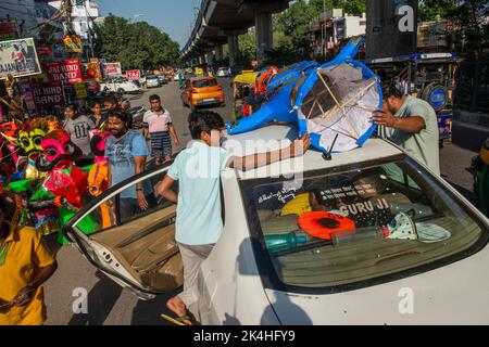 New Delhi, India. 02nd Oct, 2022. A family carries an effigy of Ravana on a car ahead of Dussehra Festival at Titarpur Village. Credit: SOPA Images Limited/Alamy Live News Stock Photo