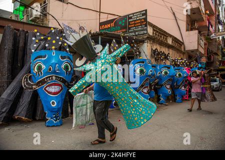 New Delhi, India. 02nd Oct, 2022. People carrying effigies of Hindu demon king Ravana ahead of Dussehra Festival at Titarpur Village. Credit: SOPA Images Limited/Alamy Live News Stock Photo