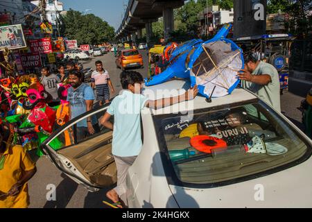 New Delhi, India. 02nd Oct, 2022. A family carries an effigy of Ravana on a car ahead of Dussehra Festival at Titarpur Village. (Photo by Pradeep Gaur/SOPA Images/Sipa USA) Credit: Sipa USA/Alamy Live News Stock Photo