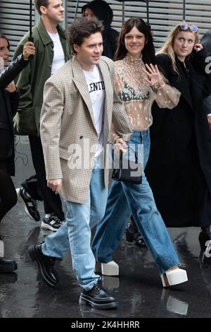 Brooklyn Beckham Nicola Peltz Attending The Kin o Award Red Carpet brooklyn-beckham-nicola-peltz-attending-the-kin-o-award-red-carpet