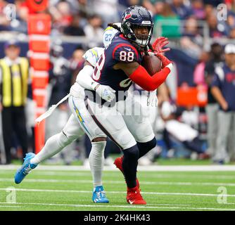 Houston, USA. October 2, 2022: Texans tight end Jordan Akins (88) escapes the grasp of Chargers cornerback J.C. Jackson (27) during an NFL game between the Texans and the Chargers on Oct. 2, 2022 in Houston. The Chargers won 34-24. (Credit Image: © Scott Coleman/ZUMA Press Wire) Credit: ZUMA Press, Inc./Alamy Live News Stock Photo
