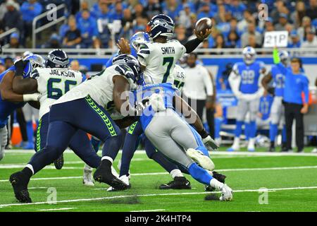 DETROIT, MI - OCTOBER 02: Seattle Seahawks QB Geno Smith (7) under pressure during the game between Seattle Seahawks and Detroit Lions on October 2, 2022 at Ford Field in Detroit, MI (Photo by Allan Dranberg/CSM) Credit: Cal Sport Media/Alamy Live News Stock Photo