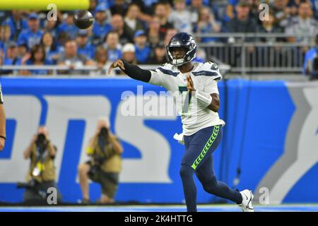 DETROIT, MI - OCTOBER 02: Seattle Seahawks QB Geno Smith (7) throws a screen pass during the game between Seattle Seahawks and Detroit Lions on October 2, 2022 at Ford Field in Detroit, MI (Photo by Allan Dranberg/CSM) Credit: Cal Sport Media/Alamy Live News Stock Photo