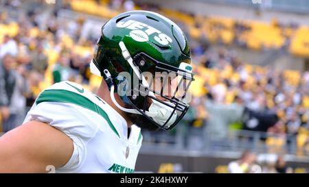 East Rutherford, NJ. 18/12/2022, New York Jets tight end C.J. Uzomah (87)  reacts after catching a pass for a touchdown during a NFL game on Sunday,  Dec. 18, 2022 in East Rutherford